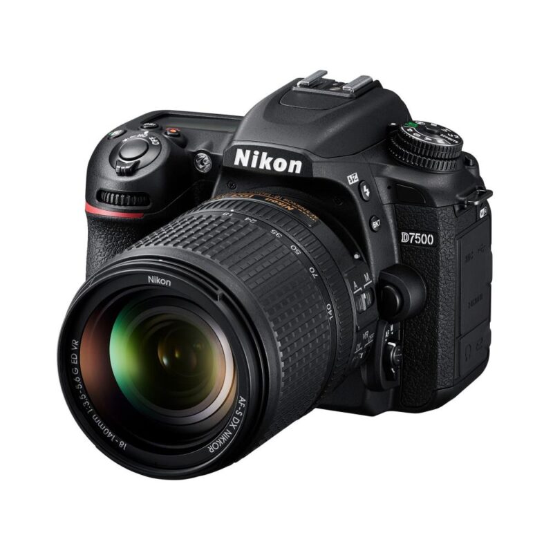 Nikon D7500 + AF-S 18-140mm G ED VR + Lexar SD 32GB